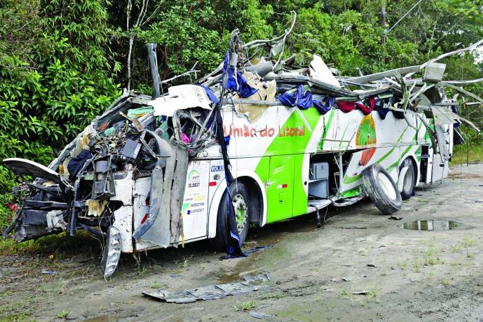 Ônibus tomba e deixa 18 mortos na rodovia Mogi-Bertioga