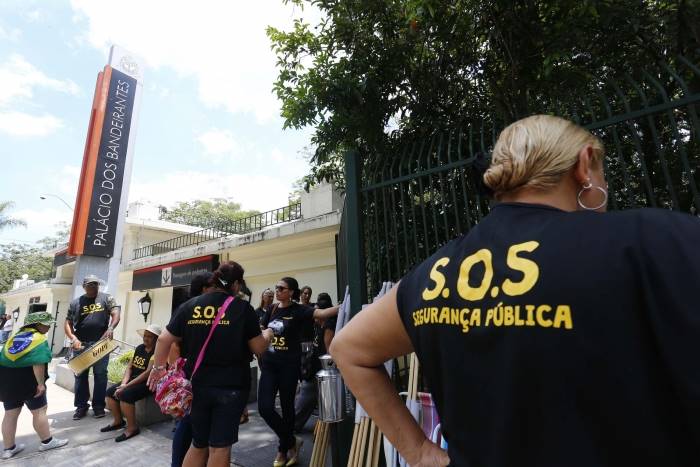 Protesto familiares PMs em frente ao Palácio dos Bandeirantes