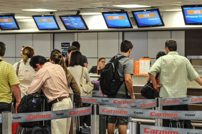 Estrangeiros levam 4 aeroportos em leilão com oferta de R$ 3,7 bi