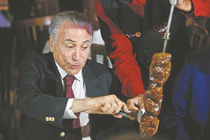 Temer cria força-tarefa e convida embaixadores para churrascaria