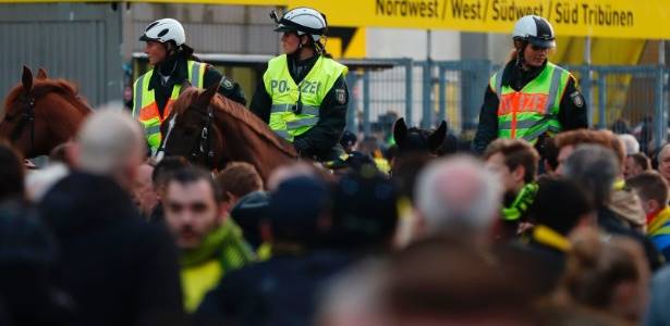 Explosão atinge ônibus do Dortmund, fere jogador e duelo pode ser adiado