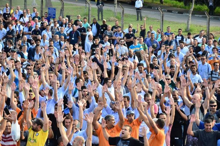 Funcionários da GM (São José dos Campos) durante assembleia