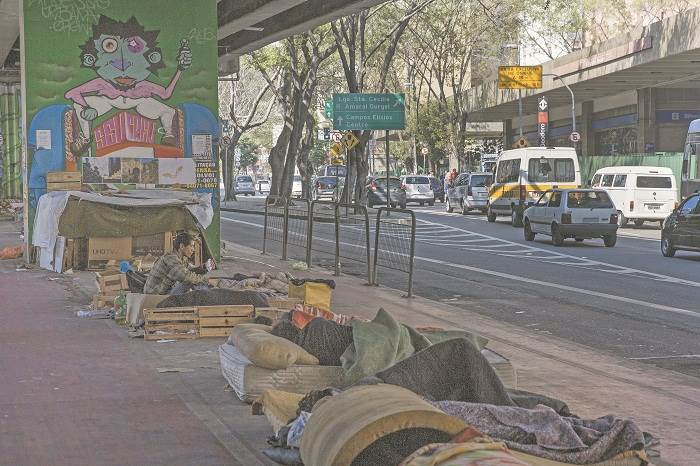 Usuários dormem no Minhocão após operação na cracolândia