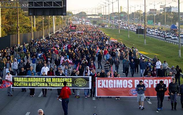 Metalúrgicos liberam rodovia após ato contra reforma trabalhista em SP