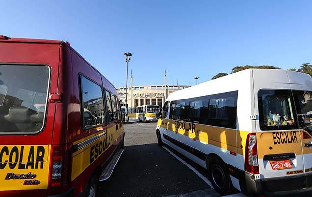 Vans escolares protestam em SP contra atrasos em pagamentos.