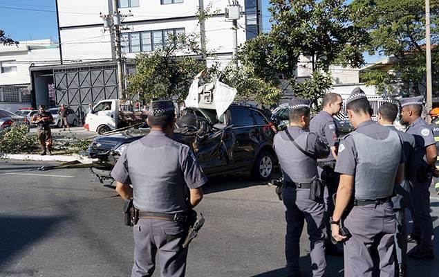 Motociclista e garupa morrem em batida contra poste na zona leste de SP