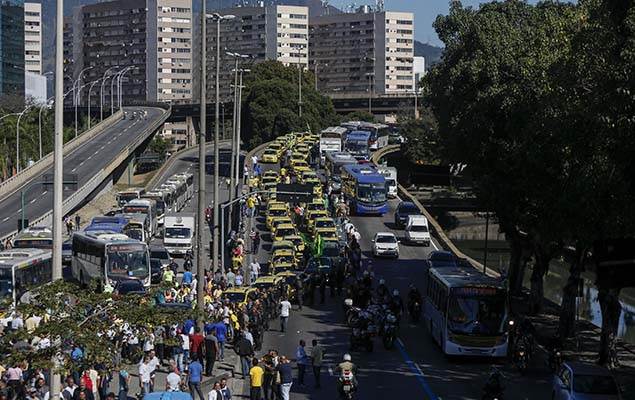 Taxistas do Rio de Janeiro protestam contra o Uber
