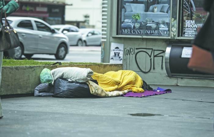 Moradores de rua sofrem com frio em SP