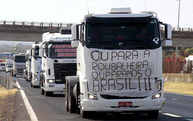 Caminhoneiros protestam contra aumento do combustível