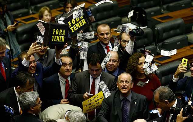 Sessão da Câmara vota admissibilidade de investigação contra Temer