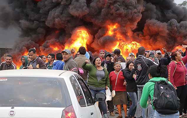 Manifestantes fecham rodovia Dutra contra Michel Temer