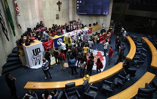 Ato contra privatizações e mudanças no passe livre em SP