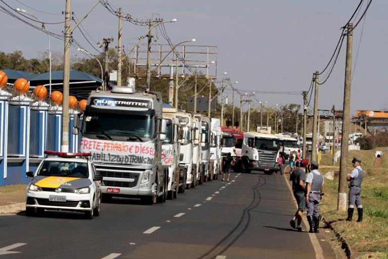 Caminhoneiros travam rodovias em ato contra aumento do combustível
