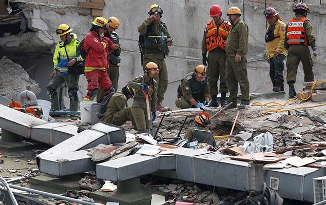 Menina soterrada em escola se torna símbolo do terremoto no México