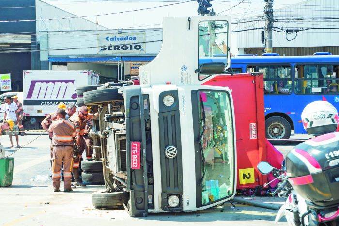 Caminhão com bebidas tomba e mata adolescente em São Paulo