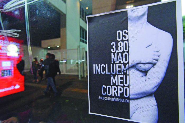 Cartazes em protesto contra assédio sexual, estupro e violência