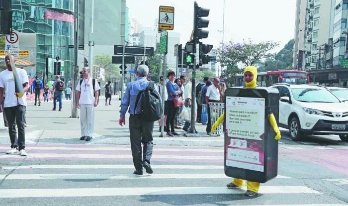Homem-celular participa de ações da Semana de Mobilidade