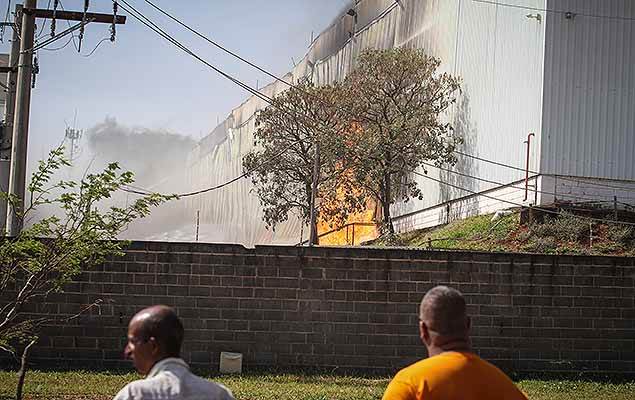Incêndio de grandes proporções atinge empresa de transporte em Sumare