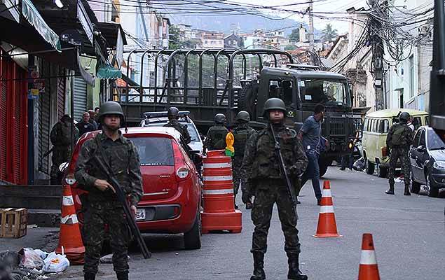 Polícia e Forças Armadas fazem operação em comunidades do Rio