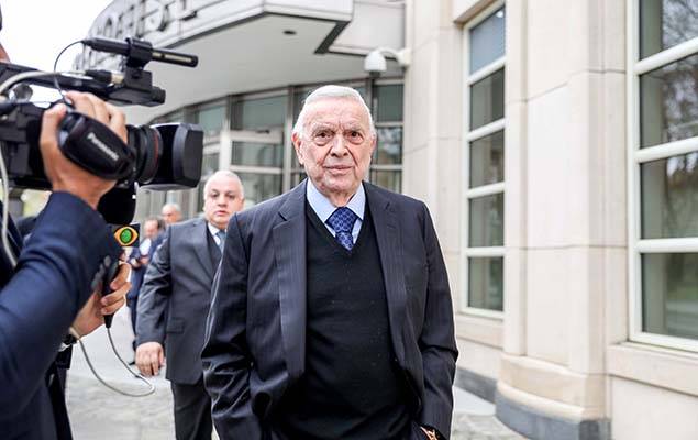 O ex-presidente da CBF José Maria Marin é visto deixando Tribunal Federal do Brooklyn em New York