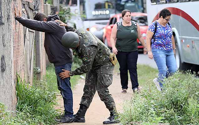 Forças Armadas participam de operação conjunta com polícias no Rio