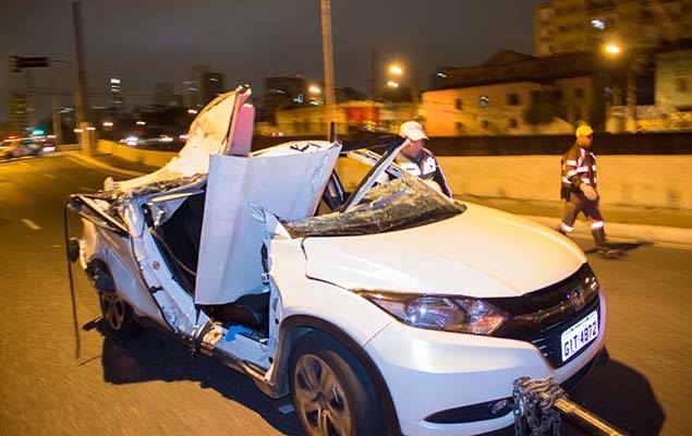 Caminhão bate em viaduto, concreto cai sobre carro e deixa 1 morta em SP