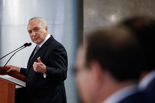 Em posse de ministros, Temer faz discurso  de improviso e confunde cargo de Eunício