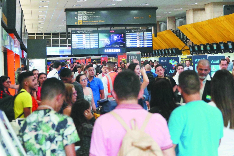 Passageiros enfrentam transtornos  em aeroportos de São Paulo e do Rio