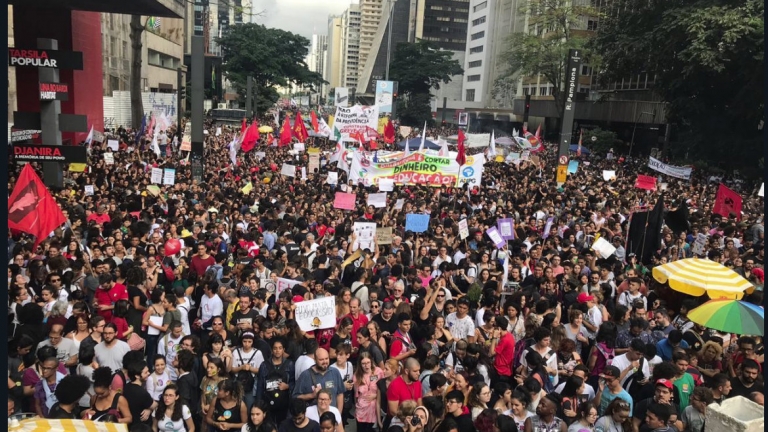 Manifestantes já ocupam a Avenida Paulista contra cortes na educação
