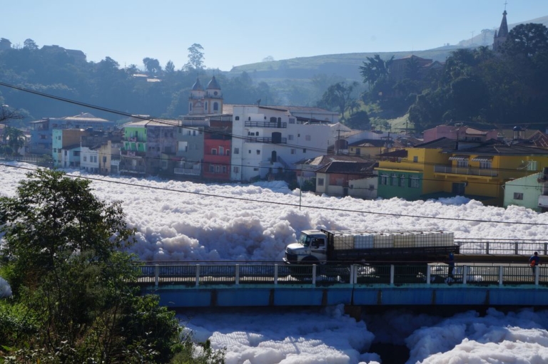 Camada de espuma branca e tóxica cobre trecho do Rio Tietê em Salto