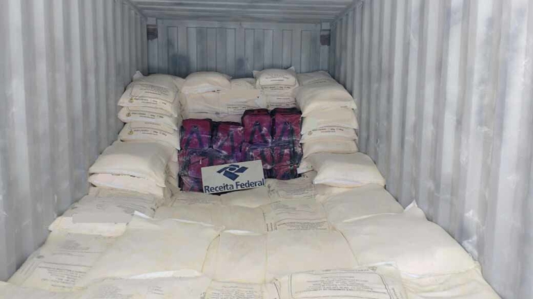 Receita pega 272 quilos de cocaína no piso de contêiner no Porto de Santos
