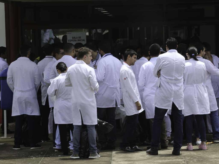 Associação Médica promete ir à Justiça contra revalidação de diplomas