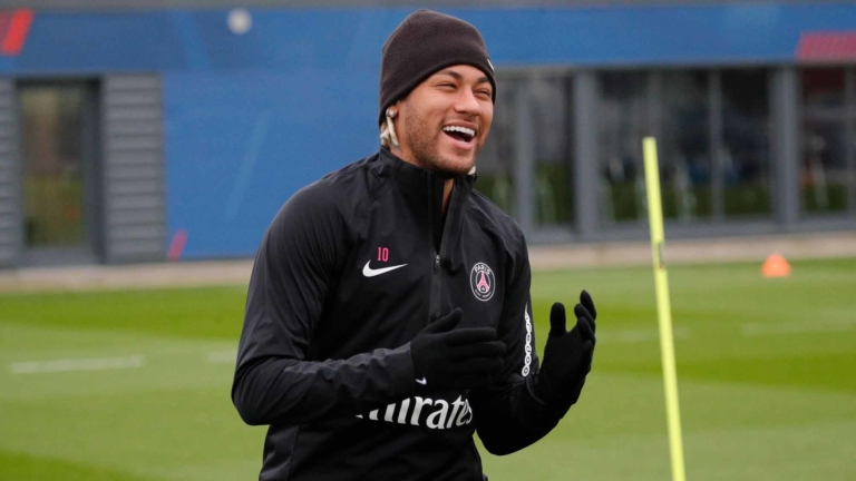 Com futuro incerto, Neymar se reapresenta ao PSG e treina apenas na academia