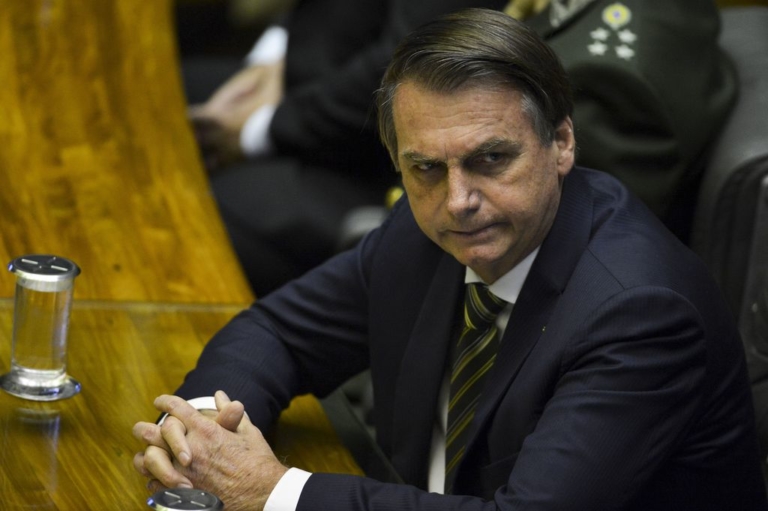 Bolsonaro sofre pressão para vetar lei de abuso