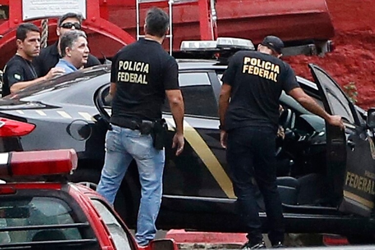 Investigados por fraude e desvios, Garotinho e Rosinha são presos no Rio