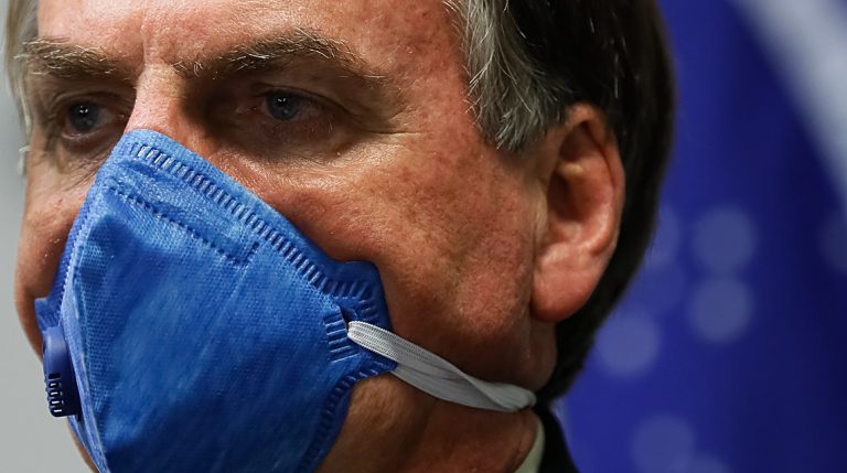 Partidos estudam acionar Bolsonaro na  Justiça por passeio em meio à pandemia