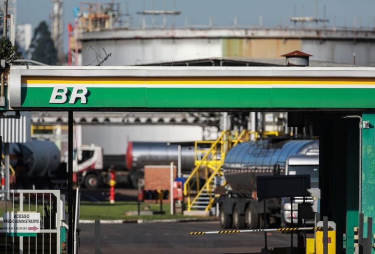 Petrobras vai enxugar 22% dos postos de trabalho por meio de PDVs