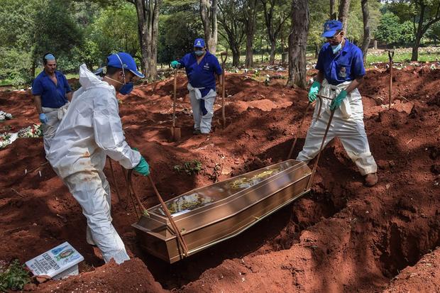 Média diária de mortes pela covid no Brasil fica acima de 2 mil pela 1ª vez