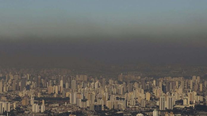 Faixa de poluio vista no cu de So Paulo