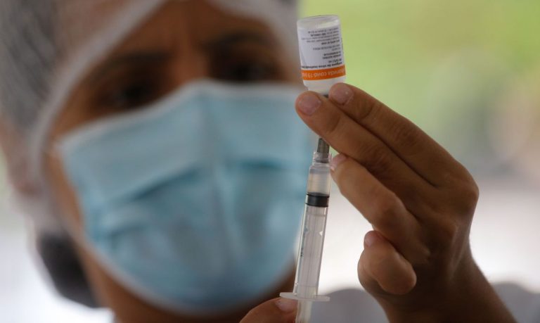Governo de SP anuncia vacinação de população geral contra covid-19