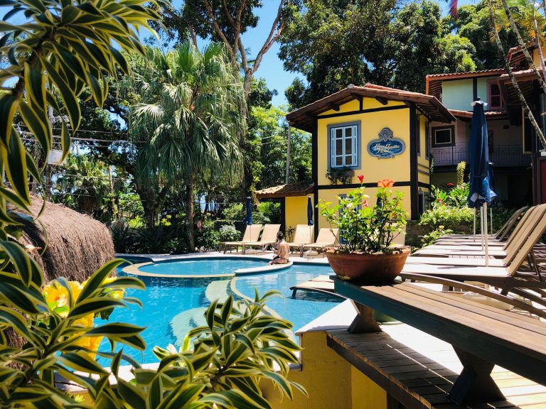 Desfrute das belezas de Ilhabela hospedando-se de frente para o mar no charmoso Porto Pacuíba Hotel