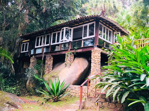 Hospede-se em casas rústicas em uma charmosa vila a poucos passos do mar em Ilhabela